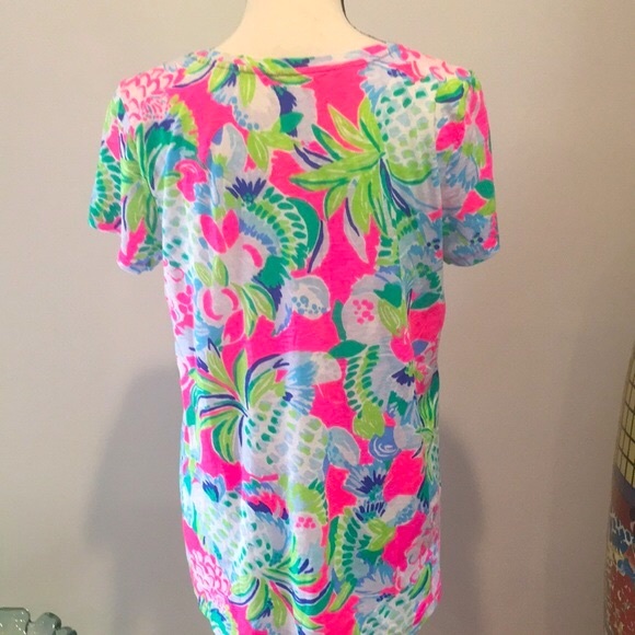 New Lily Pulitzer Etta V-Neck Top - Short Sleeve Cotton T-Shirt size Medium - Picture 6 of 11
